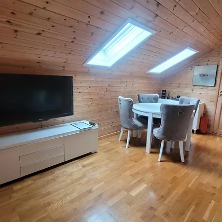 Charming Attic With A Private Entrance Апартаменти *